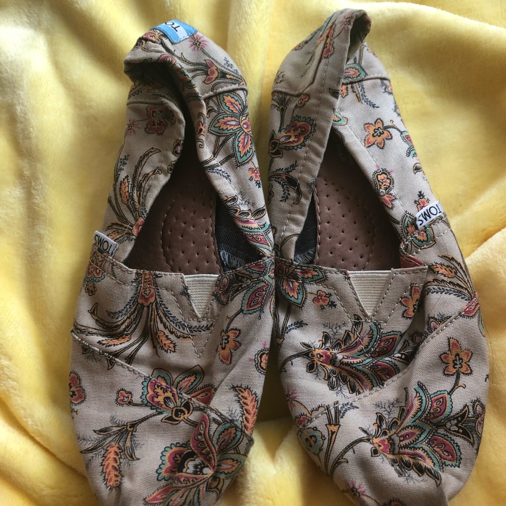 Adorable floral/leaf pattern Toms